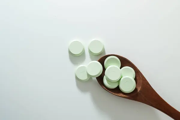 Group Medicine Pills Antibiotics White Medical Tablets Light Green Wooden — Stock Photo, Image