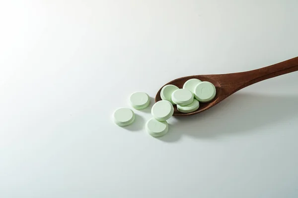 Skupina Léků Pilulky Antibiotika Bílé Lékařské Tablety Světle Zelené Dřevěnou — Stock fotografie
