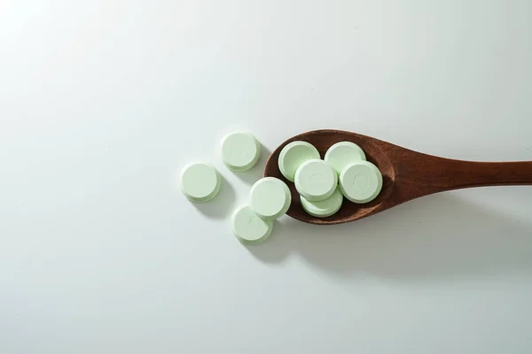 Група Медичних Таблеток Антибіотиків Білі Медичні Таблетки Світло Зелений Дерев — стокове фото