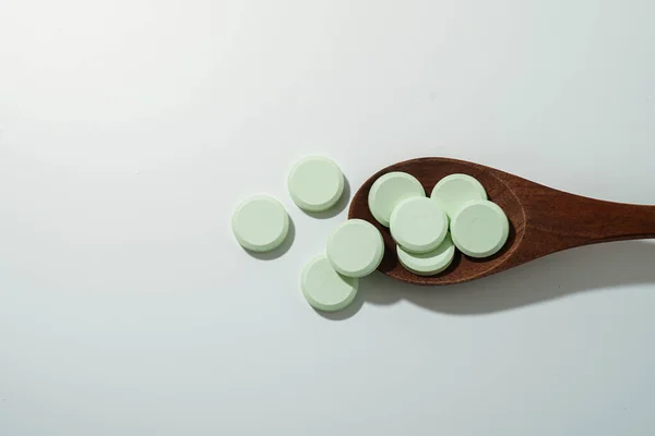 Skupina Léků Pilulky Antibiotika Bílé Lékařské Tablety Světle Zelené Dřevěnou — Stock fotografie