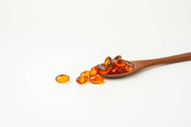 bir kaşıkta softgel, yağ dolu kapsülleri kapatın, besin maddelerini sunmaya elverişli: balık yağı, omega 3, omega 6, omega 9, A vitamini, D vitamini, D3 vitamini, E vitamini, akşam çuha yağı,