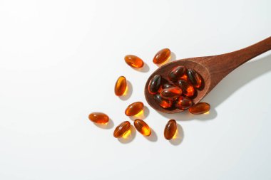 bir kaşıkta softgel, yağ dolu kapsülleri kapatın, besin maddelerini sunmaya elverişli: balık yağı, omega 3, omega 6, omega 9, A vitamini, D vitamini, D3 vitamini, E vitamini, akşam çuha yağı,