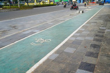 bisiklet yolu, trafik, şehir ulaşımı ve çevre dostu konsept, bisiklet işaretli yeşil bisiklet yolu