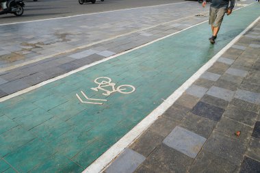 bisiklet yolu, trafik, şehir ulaşımı ve çevre dostu konsept, bisiklet işaretli yeşil bisiklet yolu