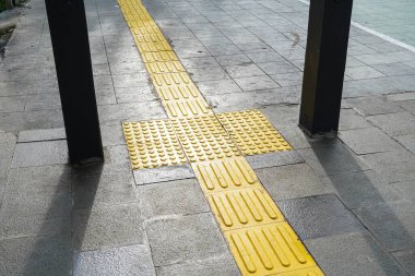 Yaya yolları, kör engelliler için dokunsal kaldırımlar döşenmiş kör yolları, körler için yollar..
