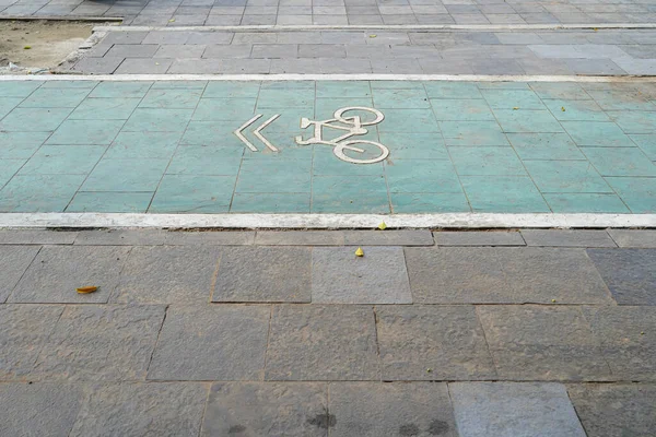 自転車レーン交通都市交通環境に配慮したコンセプト自転車標識のある緑の自転車レーン — ストック写真