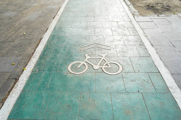 Radweg Verkehr Stadtverkehr Und Umweltfreundliches Konzept Grüner Radweg Mit Fahrradbeschilderung — Stockfoto