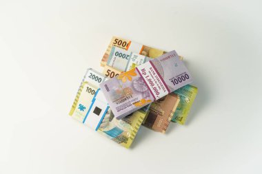 Jakarta, Endonezya, 15 Nisan 2023, çeşitli Endonezya rupiah desteleri IDR para biriminde binlerce kopya uzayı