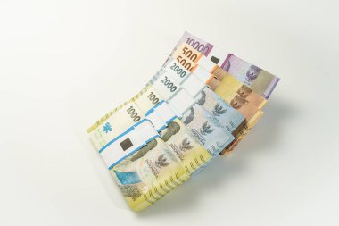 Jakarta, Endonezya, 15 Nisan 2023, çeşitli Endonezya rupiah desteleri IDR para biriminde binlerce kopya uzayı