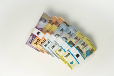 Jakarta, Endonezya, 15 Nisan 2023, çeşitli Endonezya rupiah desteleri IDR para biriminde binlerce kopya uzayı