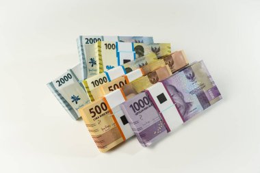 Jakarta, Endonezya, 15 Nisan 2023, çeşitli Endonezya rupiah desteleri IDR para biriminde binlerce kopya uzayı