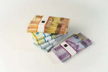 Jakarta, Endonezya, 15 Nisan 2023, çeşitli Endonezya rupiah desteleri IDR para biriminde binlerce kopya uzayı