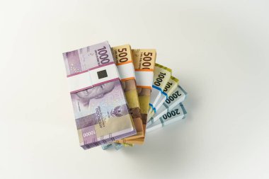Jakarta, Endonezya, 15 Nisan 2023, çeşitli Endonezya rupiah desteleri IDR para biriminde binlerce kopya uzayı
