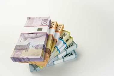 Jakarta, Endonezya, 15 Nisan 2023, çeşitli Endonezya rupiah desteleri IDR para biriminde binlerce kopya uzayı