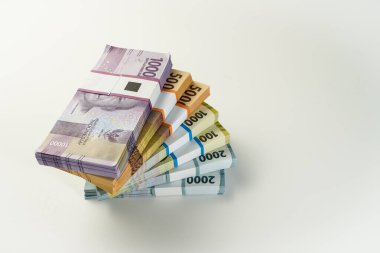 Jakarta, Endonezya, 15 Nisan 2023, çeşitli Endonezya rupiah desteleri IDR para biriminde binlerce kopya uzayı