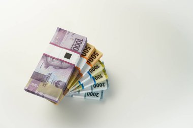 Jakarta, Endonezya, 15 Nisan 2023, çeşitli Endonezya rupiah desteleri IDR para biriminde binlerce kopya uzayı