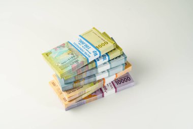 Jakarta, Endonezya, 15 Nisan 2023, çeşitli Endonezya rupiah desteleri IDR para biriminde binlerce kopya uzayı