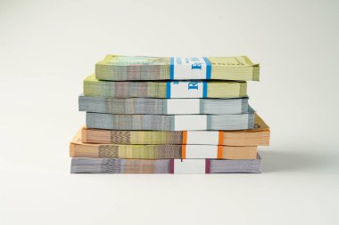 Jakarta, Endonezya, 15 Nisan 2023, çeşitli Endonezya rupiah desteleri IDR para biriminde binlerce kopya uzayı