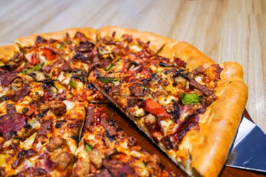 Mozarella soslu taze İtalyan pizzası ve bol miktarda et sosu.