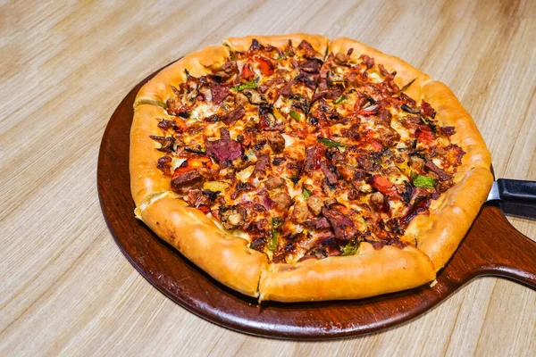 Świeża Domowej Roboty Włoska Pizza Mozzarellą Obfitość Polew Mięsnych — Zdjęcie stockowe