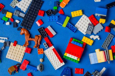 Çocukların erken yaşta öğrenme ve motor gelişimi, renkli plastik tuğlalarla oynayan ve inşa eden çocuk, eğitici yapı kavramı