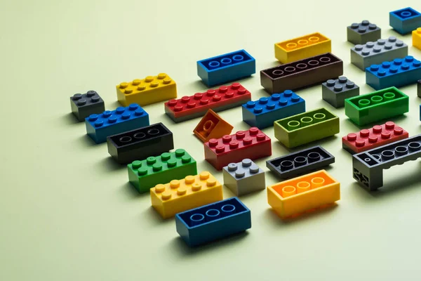 Verschiedene Bunte Kunststoff Spielzeugsteine Stapelbare Blöcke Auf Gelbem Panoramahintergrund Baukonzept — Stockfoto