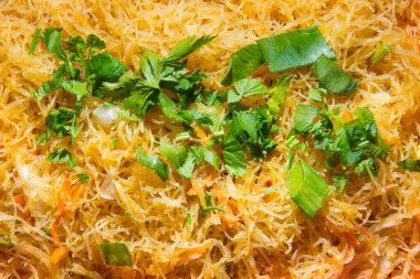 Endonezya geleneksel mutfağı, kızartılmış vermicelli bihun goreng veya oseng bihun yumurta ve biraz sebzeyle karıştırılmış tatlı ve baharatlı vermicelli, üstüne de doğranmış kereviz yaprağı..