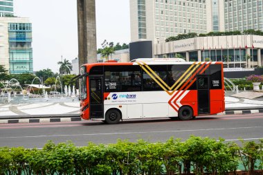 Jakarta, 9 Kasım 2022. Sudirman Caddesi 'ndeki Endonezya Transjakarta ve Minitrans Otobüs, Toplu Taşıma Busway