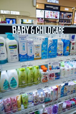 Jakarta, Endonezya, 16 Şubat 2022: Eczane rafında çeşitli bebek bakım ürünleri. Kimia Farma Mağazaları 'nda ilaç, sağlık ürünleri satan eczaneler veya eczaneler