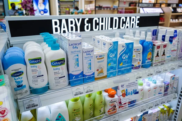 Jakarta, Endonezya, 16 Şubat 2022: Eczane rafında çeşitli bebek bakım ürünleri. Kimia Farma Mağazaları 'nda ilaç, sağlık ürünleri satan eczaneler veya eczaneler