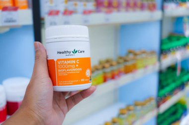 Cakarta, Endonezya, 16 Şubat 2022: elde Ester c, enervon c, farmaton, vitamin c coşkusu hapları var.