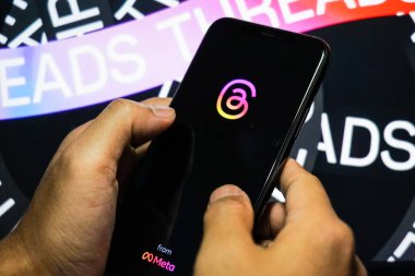 Jakarta, Endonezya, 12 Temmuz 2023: Uygulama logosu ekranda görünüyor. Meta Platformlarının yeni uygulaması Twitter 'a bir rakip.