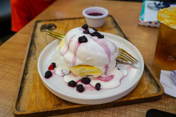 Homemade Fluffy Japanese Pancakes Berry Sauce Ice Cream Topping White — Stock Photo, Image