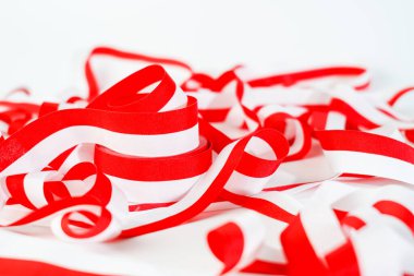 Kurdele, Endonezya 'nın kırmızı ve beyaz bayrağı 17 Ağustos, Endonezya' yı seviyorum, beyaz arka planda izole edilmiş.