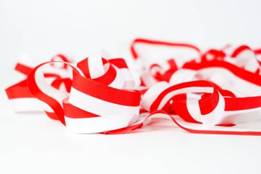 Kurdele, Endonezya 'nın kırmızı ve beyaz bayrağı 17 Ağustos, Endonezya' yı seviyorum, beyaz arka planda izole edilmiş.