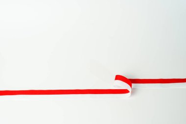 Kurdele, Endonezya 'nın kırmızı ve beyaz bayrağı 17 Ağustos, Endonezya' yı seviyorum, beyaz arka planda izole edilmiş.