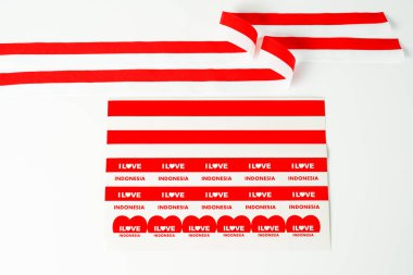 Kurdele, Endonezya 'nın kırmızı ve beyaz bayrağı 17 Ağustos bağımsızlık günü, Endonezya' yı seviyorum, beyaz arka planda izole edilmiş