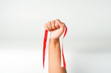 Endonezya 'nın 17 Ağustos bağımsızlık gününde el ele tutuşan kırmızı ve beyaz bayrak, Endonezya' yı seviyorum, beyaz arka planda izole edilmiş.