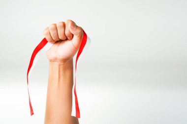 Endonezya 'nın 17 Ağustos bağımsızlık gününde el ele tutuşan kırmızı ve beyaz bayrak, Endonezya' yı seviyorum, beyaz arka planda izole edilmiş.