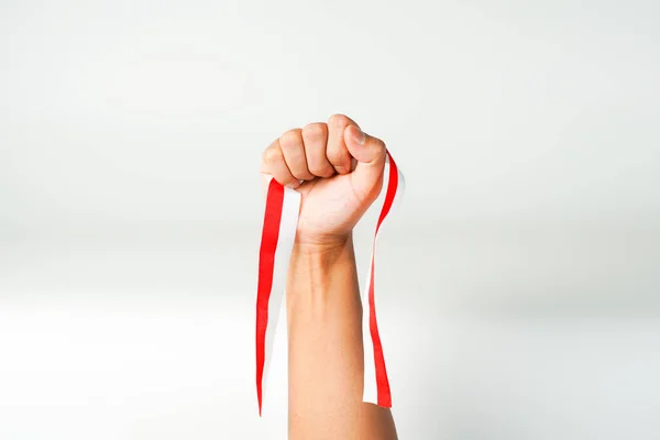 Mão Segurando Fita Bandeira Vermelha Branca Indonésia Dia Agosto Amo — Fotografia de Stock