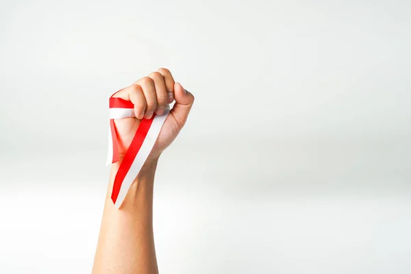 Mão Segurando Fita Bandeira Vermelha Branca Indonésia Dia Agosto Amo — Fotografia de Stock
