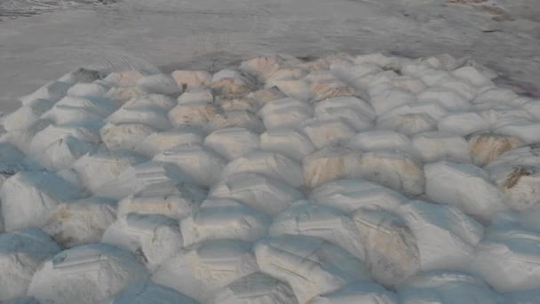 许多盐堆聚集在湖中和盐矿中 — 图库视频影像