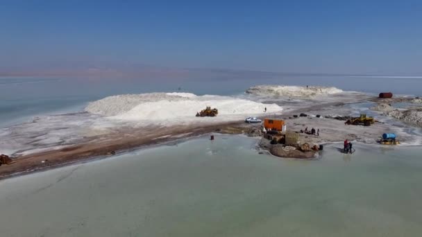 Schöne Landschaft Von Salt Lake Mit Einem Niedrigen Klaren Wasser — Stockvideo