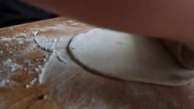 Merdaneli merdaneli bir adamın ellerine yakın çekim.