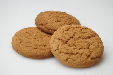 Beyaz arkaplanda yulaf ezmesi kurabiyeleri