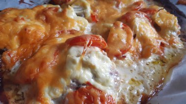 Domates ve peynirli Fransız eti.