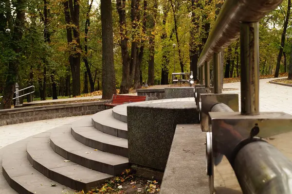 Parktaki merdivenler.