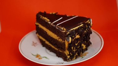 Tabağında çikolata olan bir parça kek.