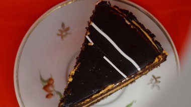 Tabağında çikolata olan bir parça kek.