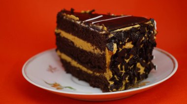 Tabağında çikolata olan bir parça kek.